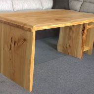 stolik z drewna wiązowego